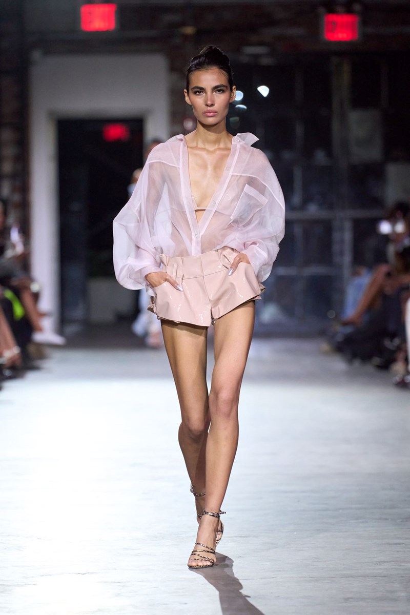 NYFW SS25: Τα trends που ξεχωρίσαμε στις πασαρέλες της Νέας Υόρκης για τη σεζόν Άνοιξη / Καλοκαίρι 2025 - εικόνα 7