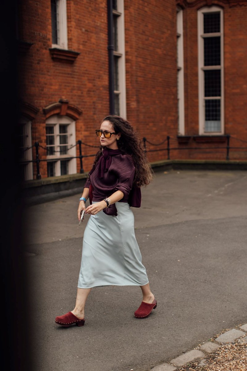 LFW SS25: Το street style του Λονδίνου θα σου δώσει έμπνευση για τα καθημερινά φθινοπωρινά σου looks - εικόνα 17