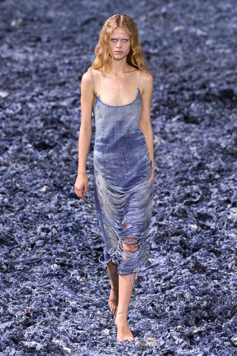 Diesel SS25: Τα jeans επαναχρησιμοποιούνται και μεταμορφώνονται σε πραγματικά έργα τέχνης - εικόνα 6