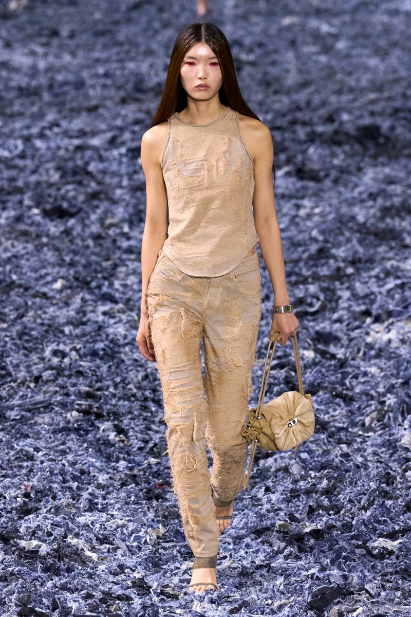 Diesel SS25: Τα jeans επαναχρησιμοποιούνται και μεταμορφώνονται σε πραγματικά έργα τέχνης - εικόνα 3