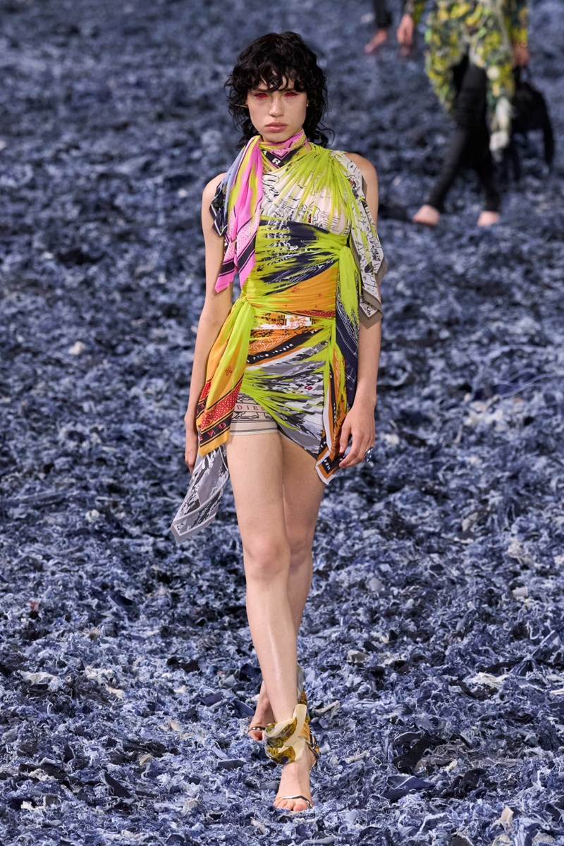 Diesel SS25: Τα jeans επαναχρησιμοποιούνται και μεταμορφώνονται σε πραγματικά έργα τέχνης - εικόνα 1