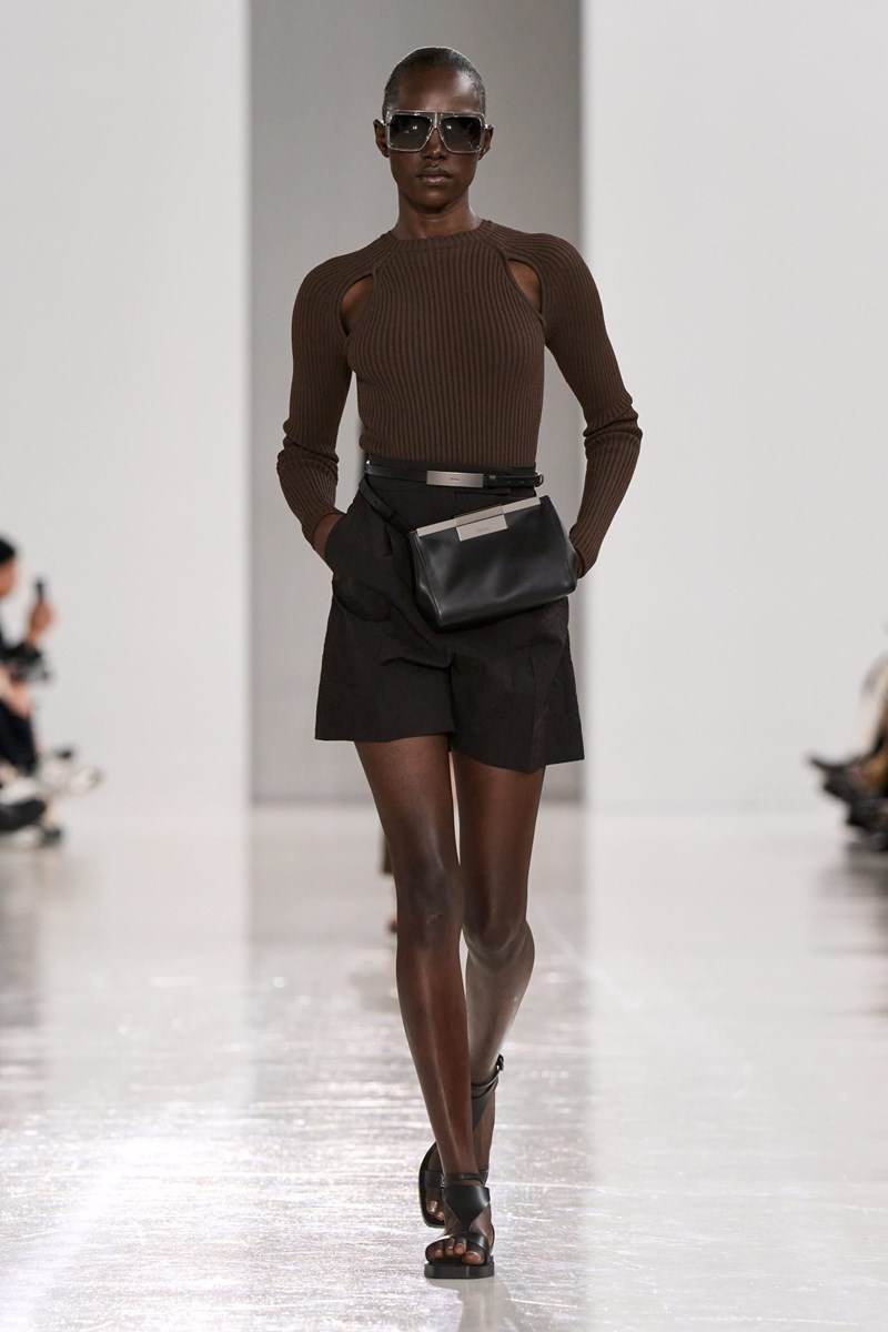 Max Mara SS25: Η κομψότητα είναι δεδομένη με μαθηματική ακρίβεια - εικόνα 7