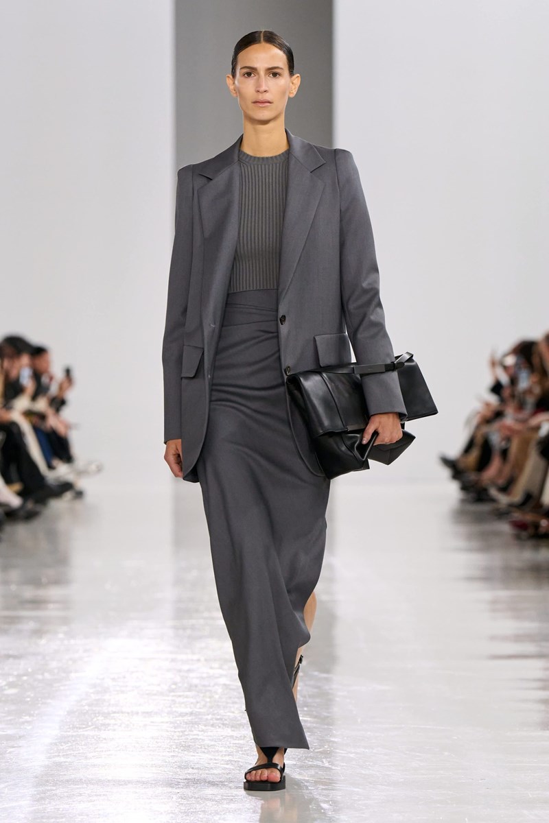 Max Mara SS25: Η κομψότητα είναι δεδομένη με μαθηματική ακρίβεια - εικόνα 10