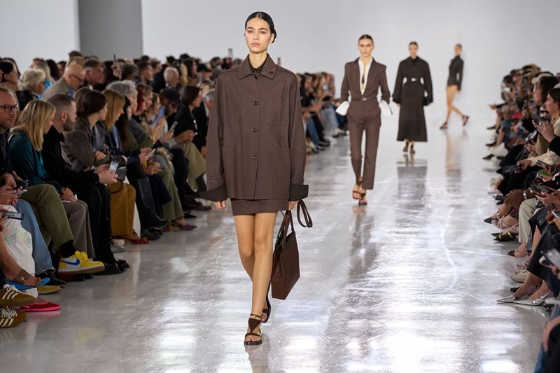 Max Mara SS25: Η κομψότητα είναι δεδομένη με μαθηματική ακρίβεια - εικόνα 1