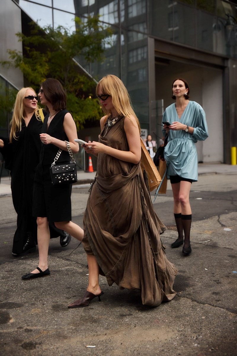 Fashion inspo: Έτσι θα φορέσεις την πιο posh απόχρωση για το φθινόπωρο - εικόνα 9