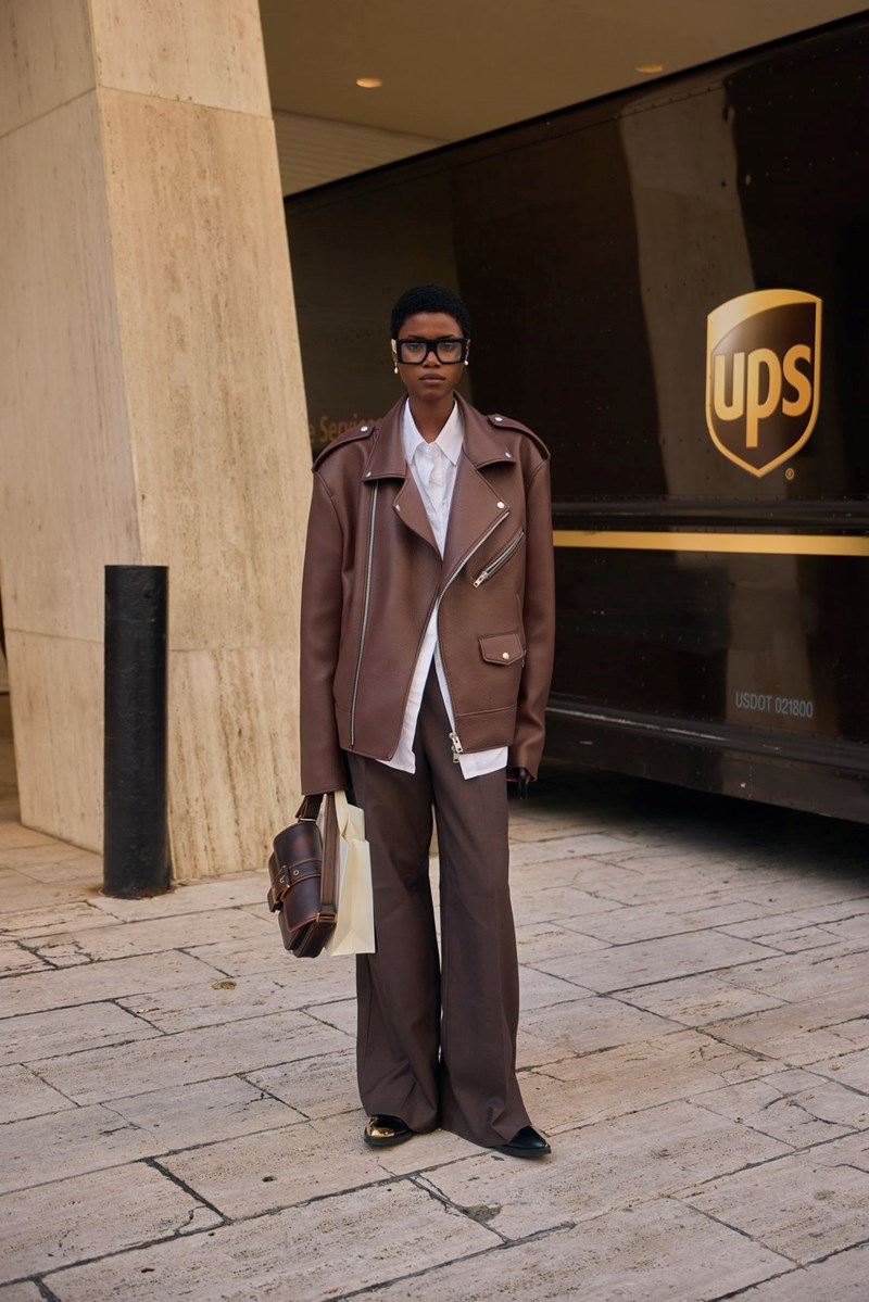 Fashion inspo: Έτσι θα φορέσεις την πιο posh απόχρωση για το φθινόπωρο - εικόνα 12