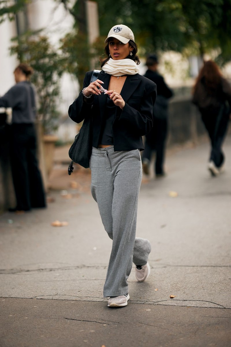 PFW SS25: Τα street style looks που ξεχώρισαν στην Εβδομάδα Μόδας στο Παρίσι - εικόνα 15