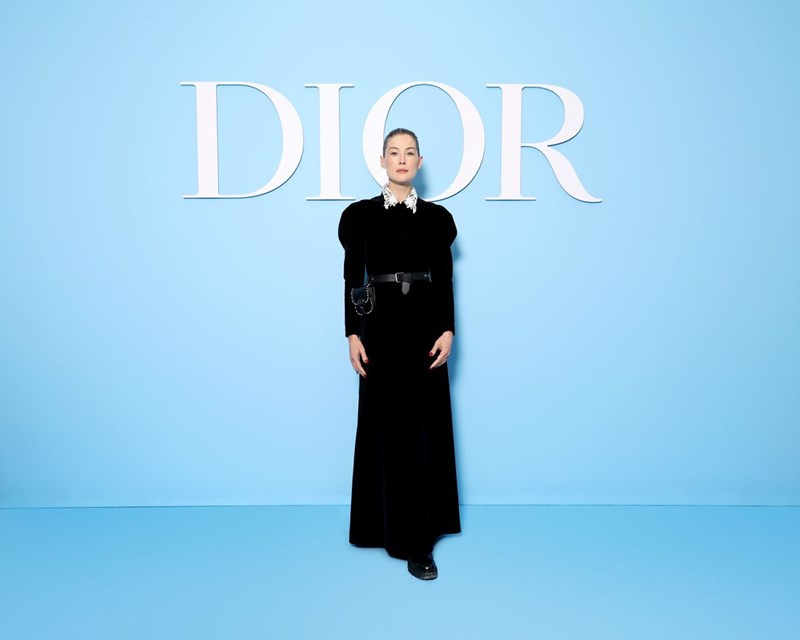 Dior SS25: Η επιβλητική ισχύς της σύγχρονης θηλυκότητας - εικόνα 32
