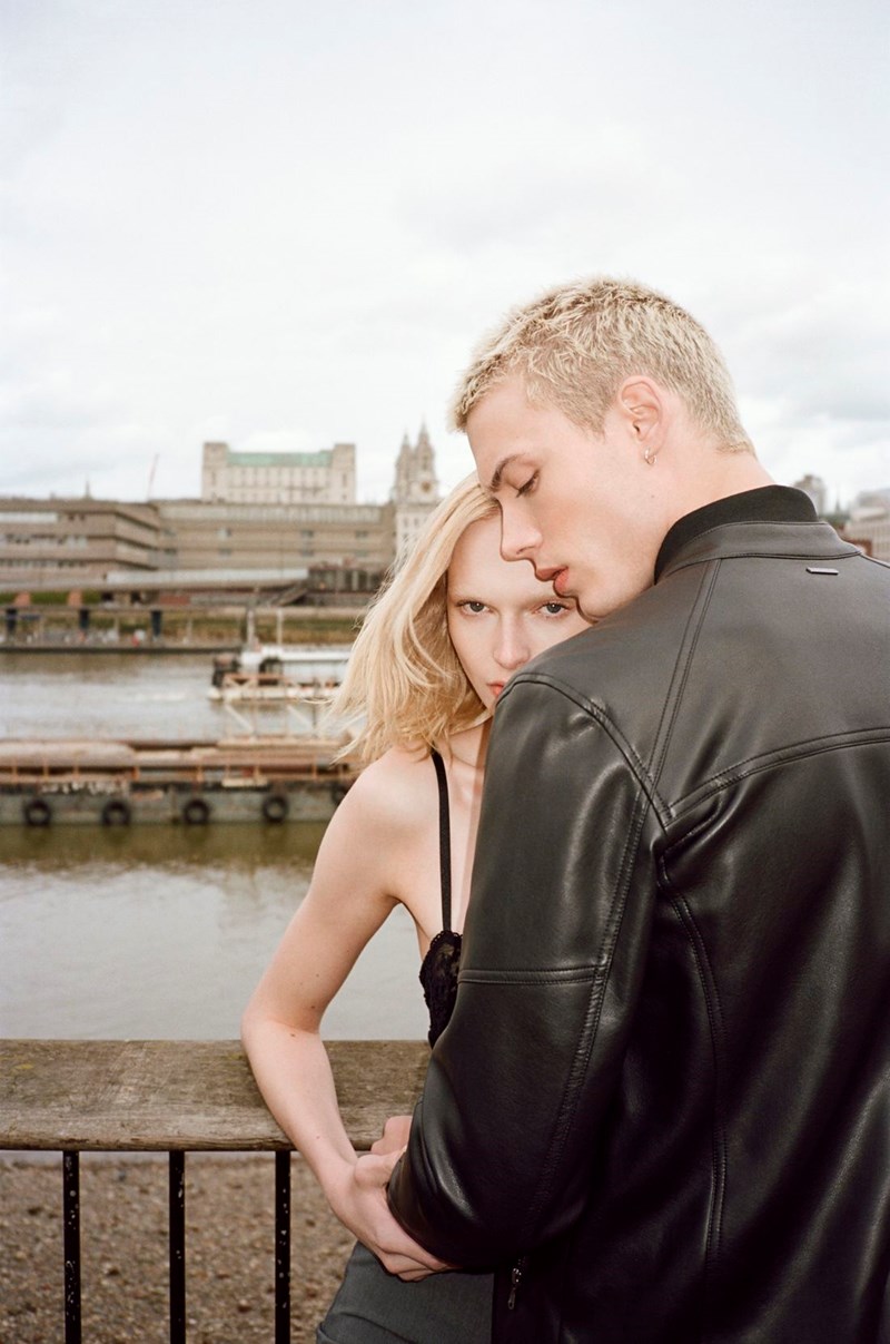 "Hello Stranger": Η κάμπάνια της νέας συλλογής της Sisley αφηγείται την ιστορία δύο αγνώστων που βιώνουν άμεση σύνδεση - εικόνα 1