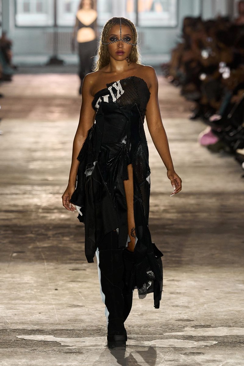 NYFW SS25: Τα trends που ξεχωρίσαμε στις πασαρέλες της Νέας Υόρκης για τη σεζόν Άνοιξη / Καλοκαίρι 2025 - εικόνα 10