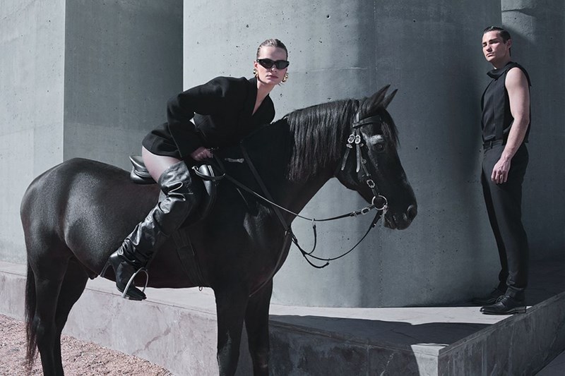 «Metaphysica»: η νέα καμπάνια KALOGIROU για τη σεζόν Φθινόπωρο- Χειμώνας 2024-25 αποκαλύπτει με κινήσεις ακριβείας τις τάσεις της νέας εποχής - εικόνα 5