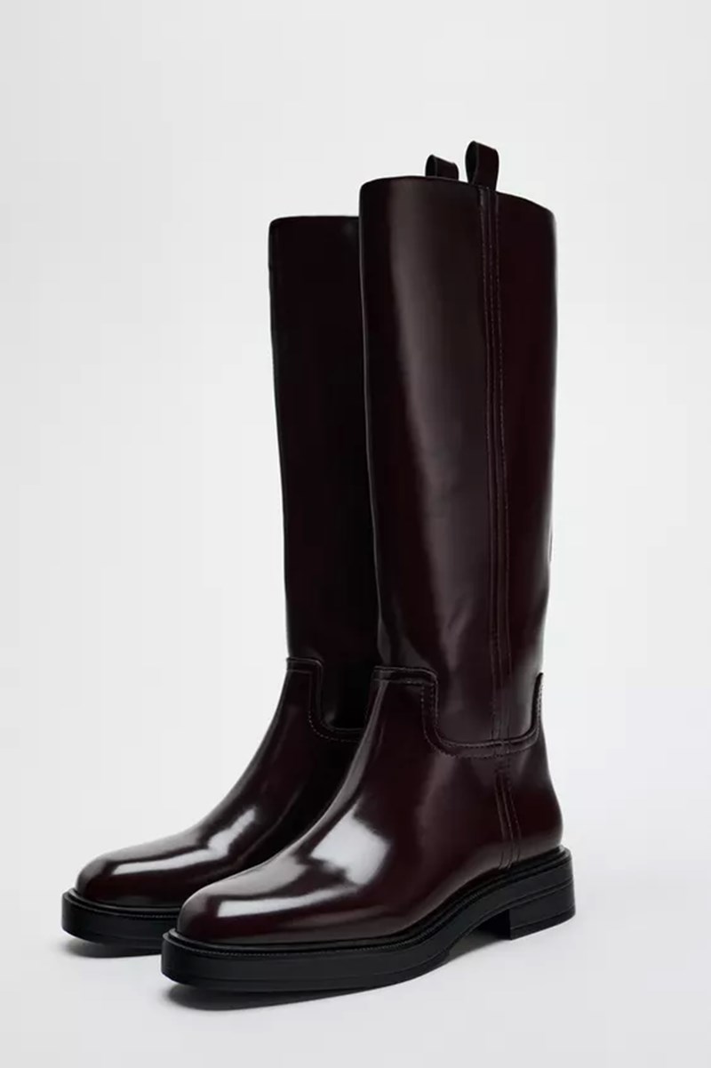 Hot right now: Οι μπορντό μπότες από ZARA που δεν θα μπορείς να βγάλεις από το μυαλό σου - εικόνα 1