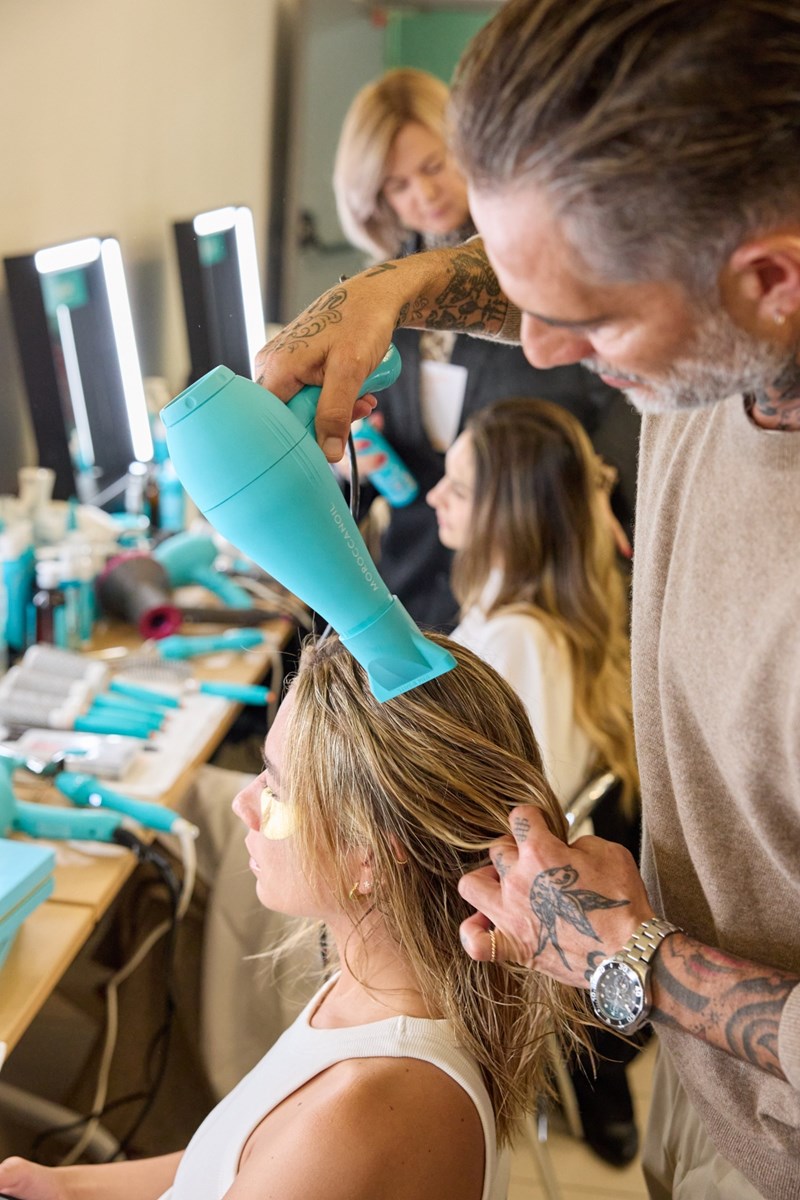 Stella McCartney: Ξέρουμε ακριβώς πώς θα δημιουργήσεις τα chic χτενίσματα που είδαμε στο show - εικόνα 6