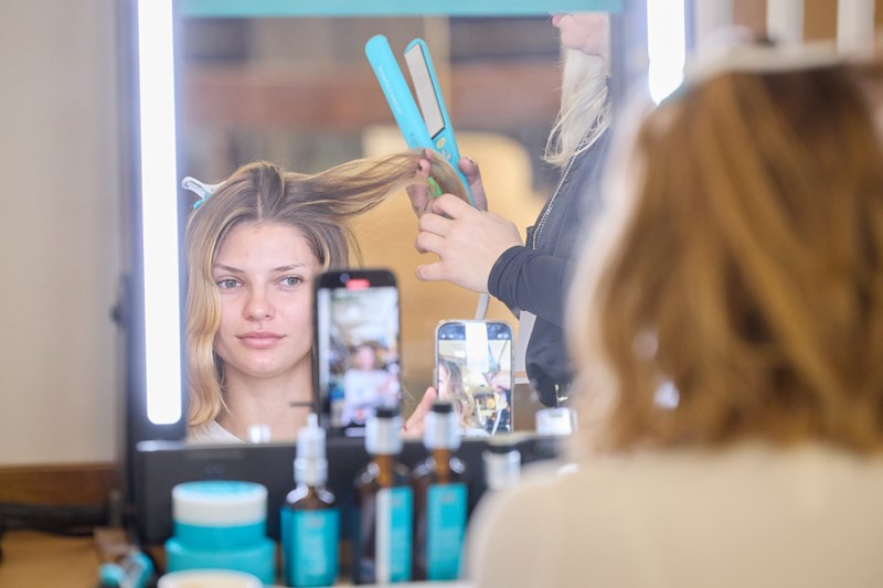 Stella McCartney: Ξέρουμε ακριβώς πώς θα δημιουργήσεις τα chic χτενίσματα που είδαμε στο show - εικόνα 3