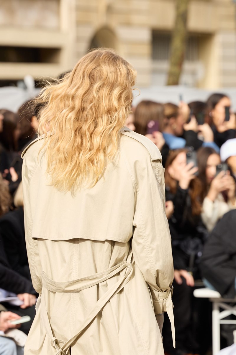 Stella McCartney: Ξέρουμε ακριβώς πώς θα δημιουργήσεις τα chic χτενίσματα που είδαμε στο show - εικόνα 1