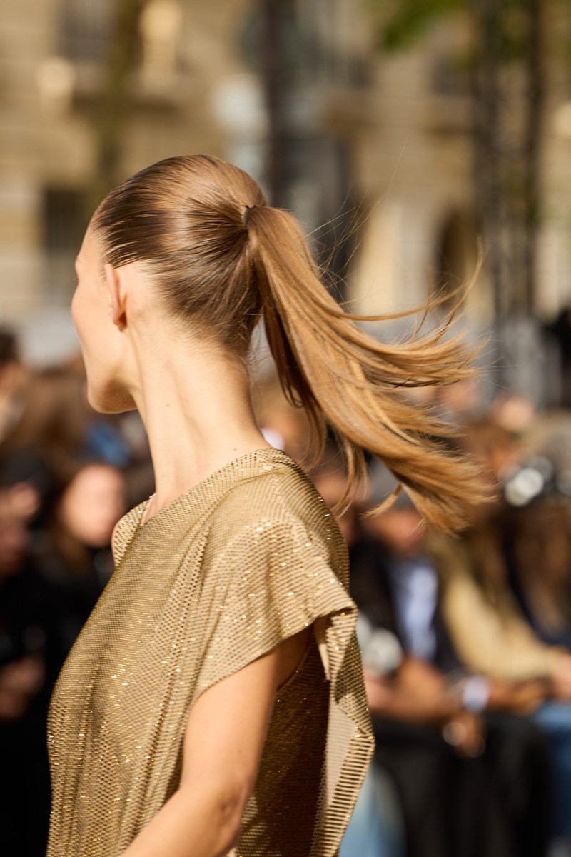 Stella McCartney: Ξέρουμε ακριβώς πώς θα δημιουργήσεις τα chic χτενίσματα που είδαμε στο show - εικόνα 7