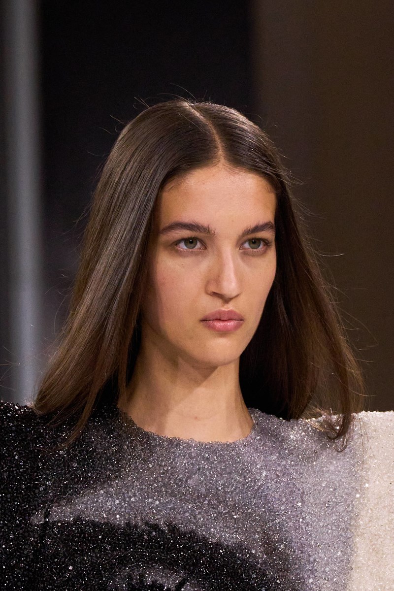 Paris Fashion Week SS25: Αυτές είναι οι πιο ενδιαφέρουσες τάσεις στα χτενίσματα - εικόνα 2