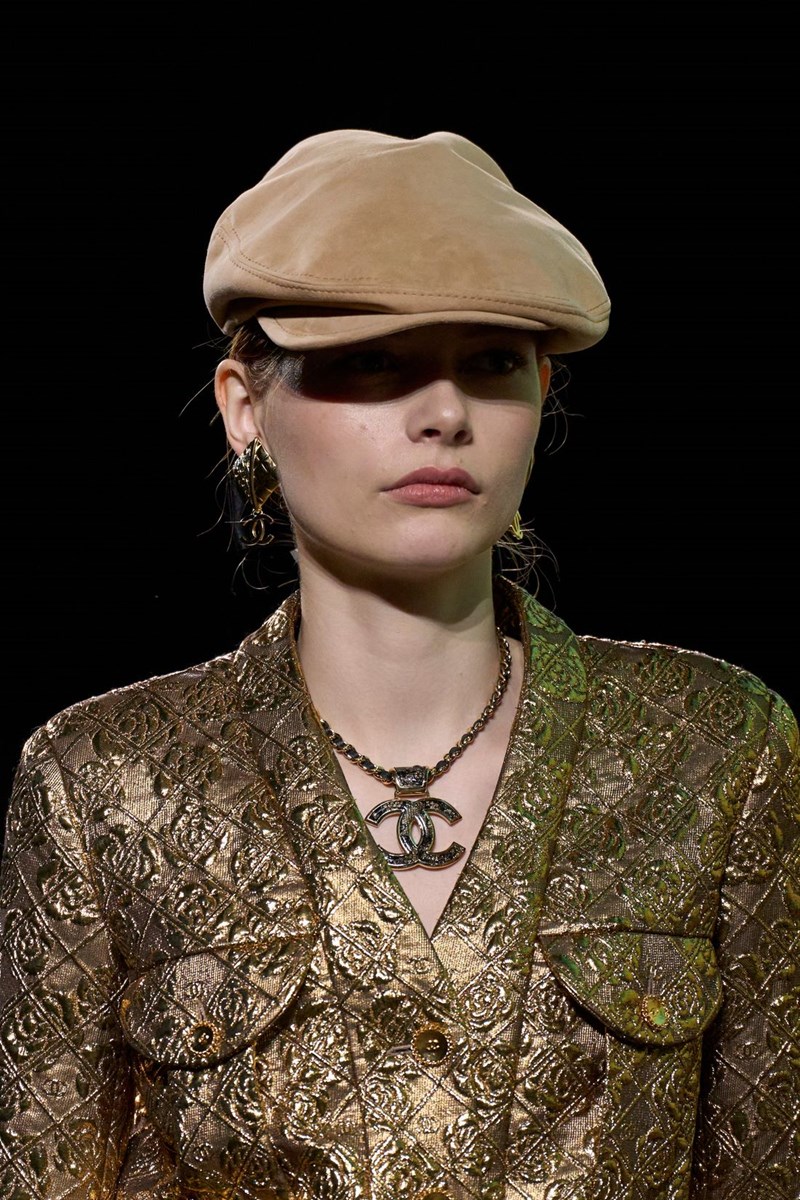 3 αξεσουάρ που θεωρούνται must στα looks του φετινού χειμώνα - εικόνα 4