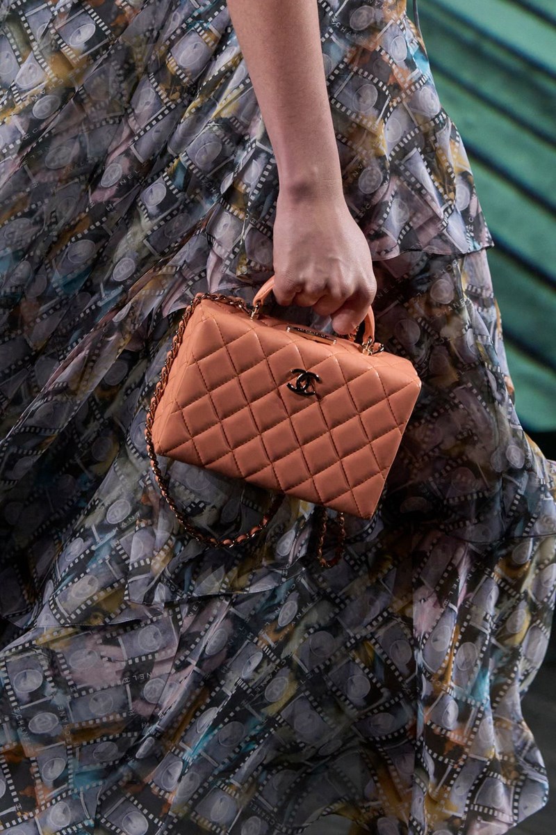 3 αξεσουάρ που θεωρούνται must στα looks του φετινού χειμώνα - εικόνα 8