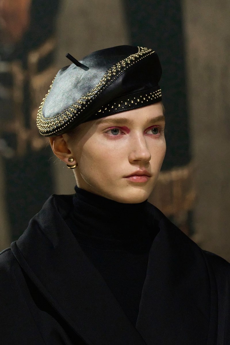 3 αξεσουάρ που θεωρούνται must στα looks του φετινού χειμώνα - εικόνα 5