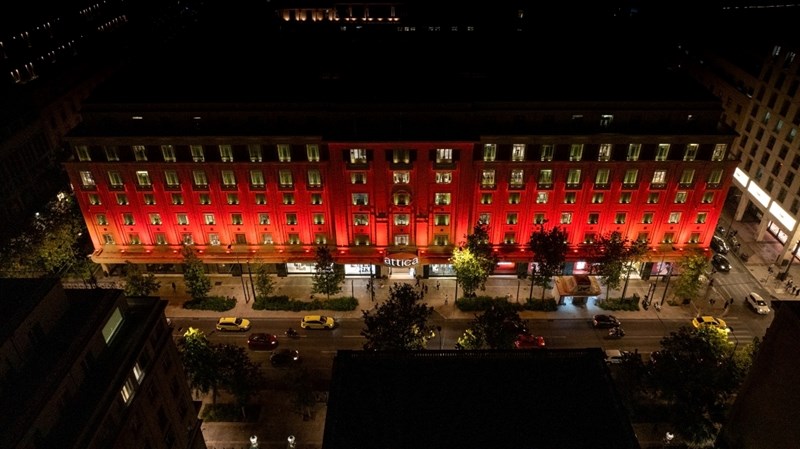 Το attica City Link βάφεται στο χρώμα του νέου αρώματος SÌ Passione Eau De parfum Intense από τον οίκο Armani Beauty - εικόνα 1