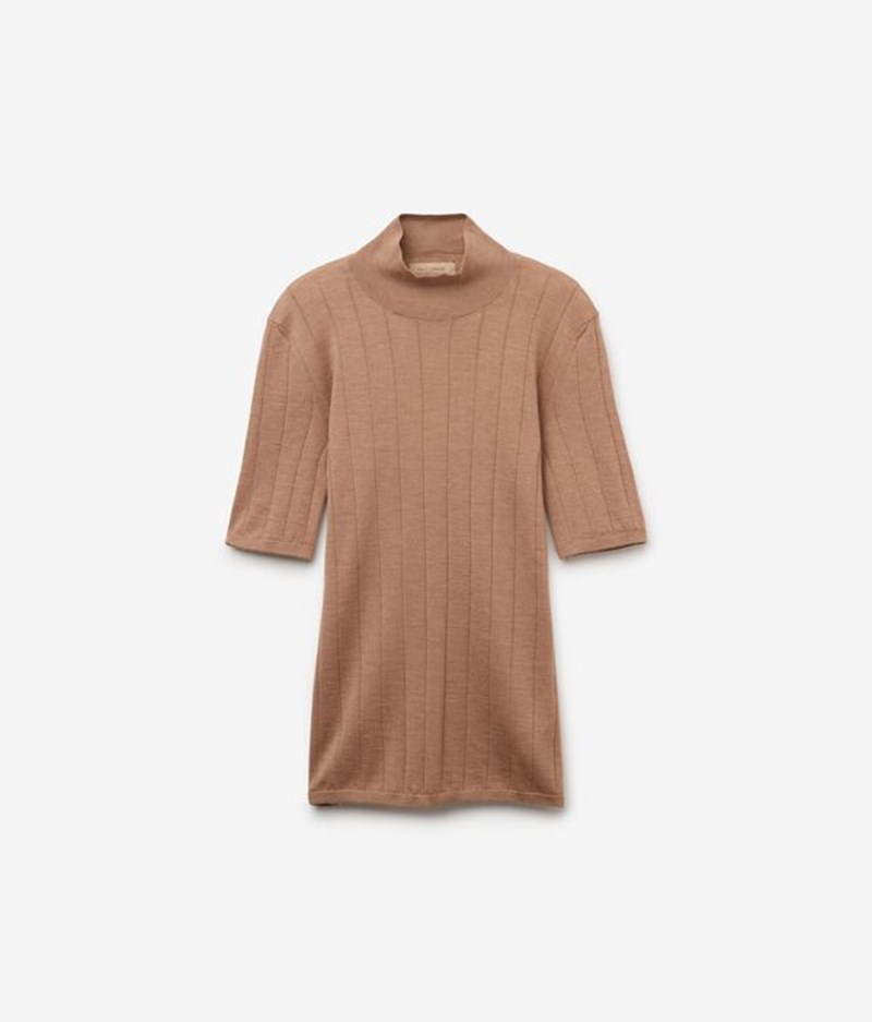 Η Sharon Stone φόρεσε την πιο άνετη φθινοπωρινή μπλούζα στη luxury απόχρωση της σεζόν - εικόνα 1