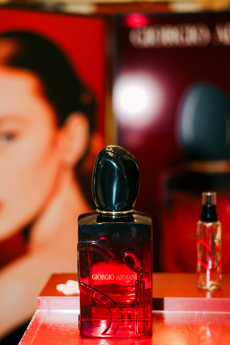 Το attica City Link βάφεται στο χρώμα του νέου αρώματος SÌ Passione Eau De parfum Intense από τον οίκο Armani Beauty - εικόνα 2