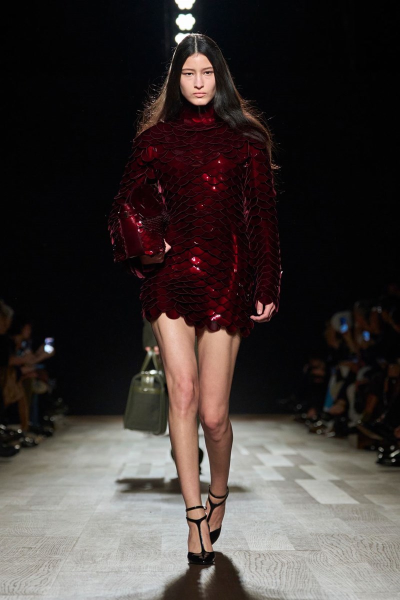 Sequins on: 6 οικονομικά κομμάτια με παγιέτες για να κλέψεις τις εντυπώσεις στα πάρτι του χειμώνα - εικόνα 4