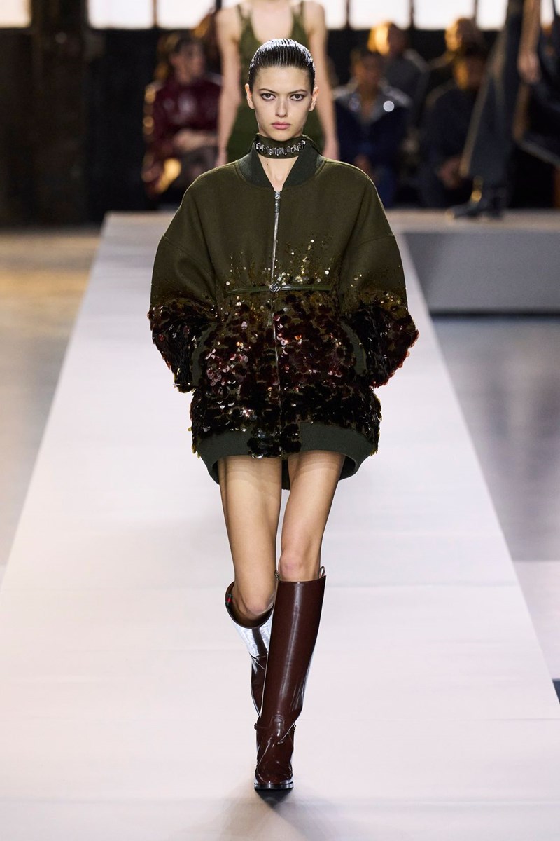 Sequins on: 6 οικονομικά κομμάτια με παγιέτες για να κλέψεις τις εντυπώσεις στα πάρτι του χειμώνα - εικόνα 3