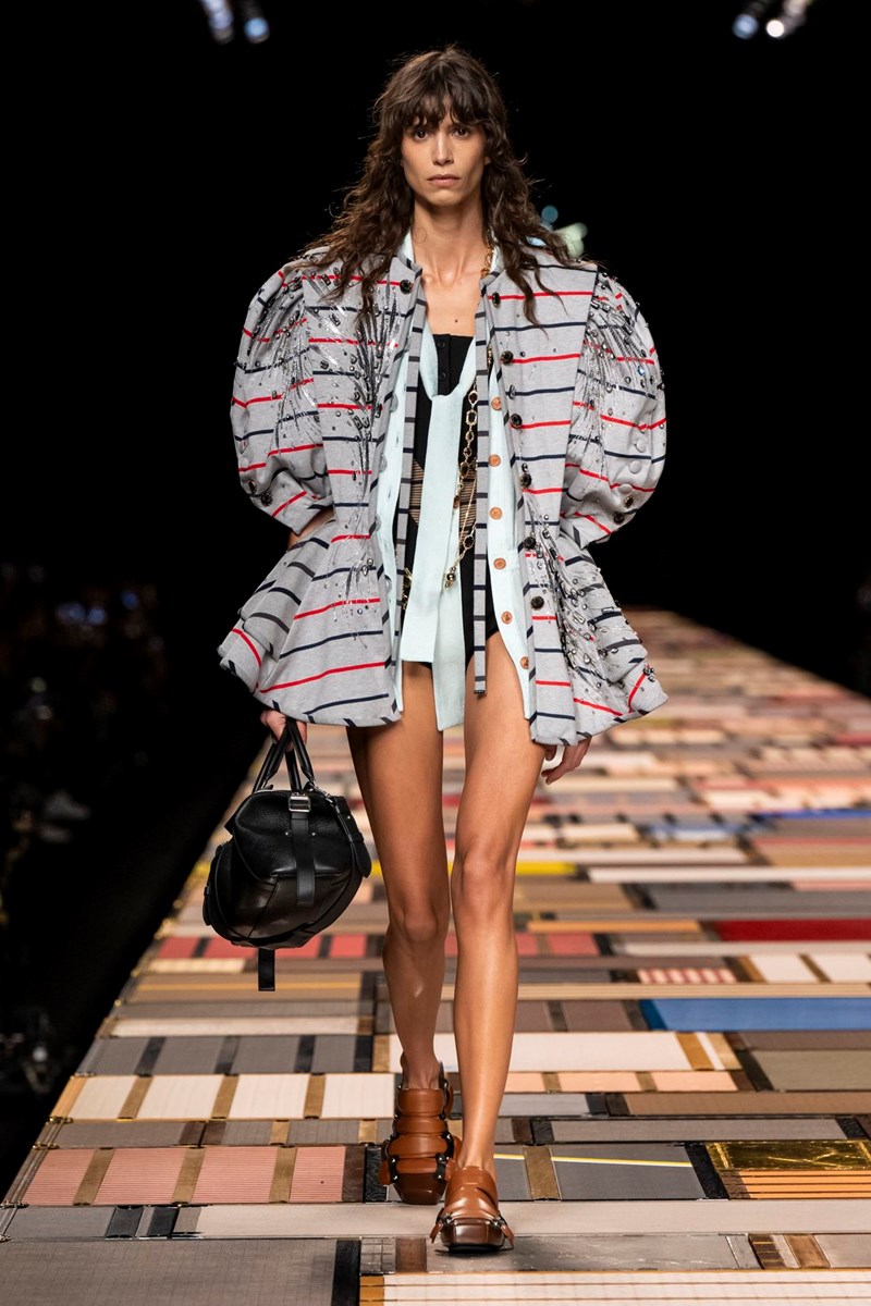 Louis Vuitton SS25: Ταξίδι προς τον μαξιμαλισμό - εικόνα 18