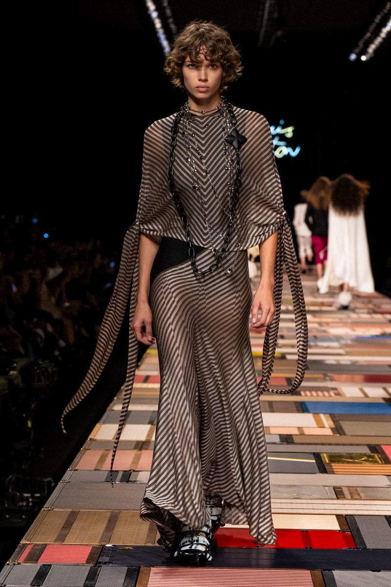 Louis Vuitton SS25: Ταξίδι προς τον μαξιμαλισμό - εικόνα 21