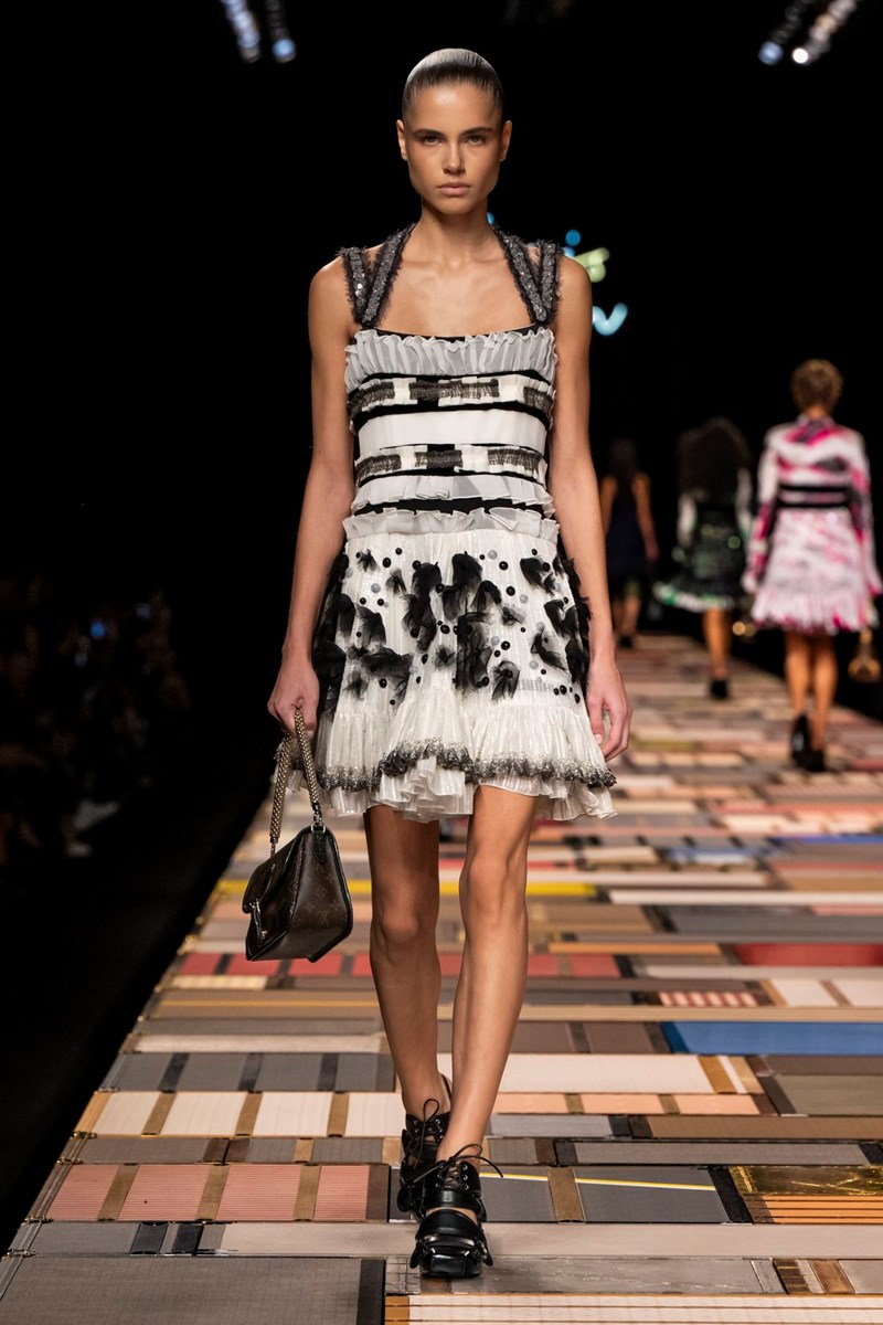 Louis Vuitton SS25: Ταξίδι προς τον μαξιμαλισμό - εικόνα 23