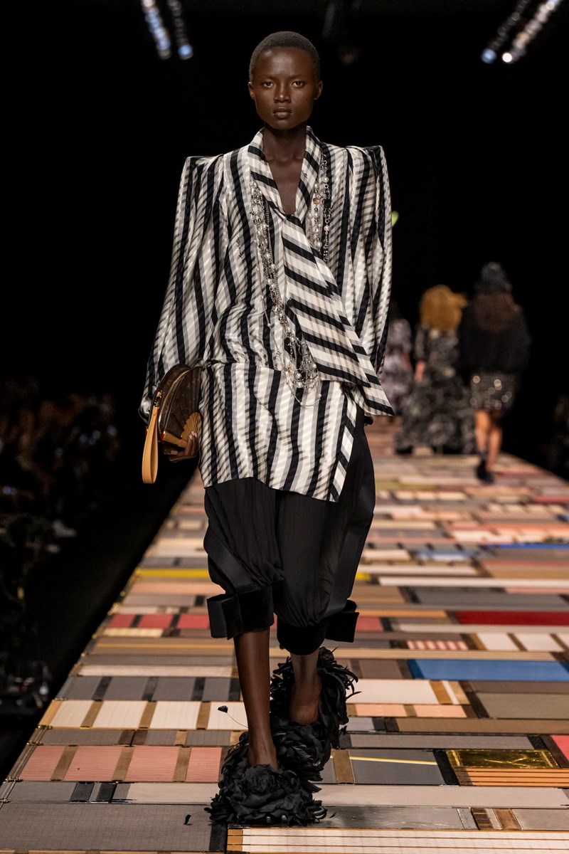 Louis Vuitton SS25: Ταξίδι προς τον μαξιμαλισμό - εικόνα 24