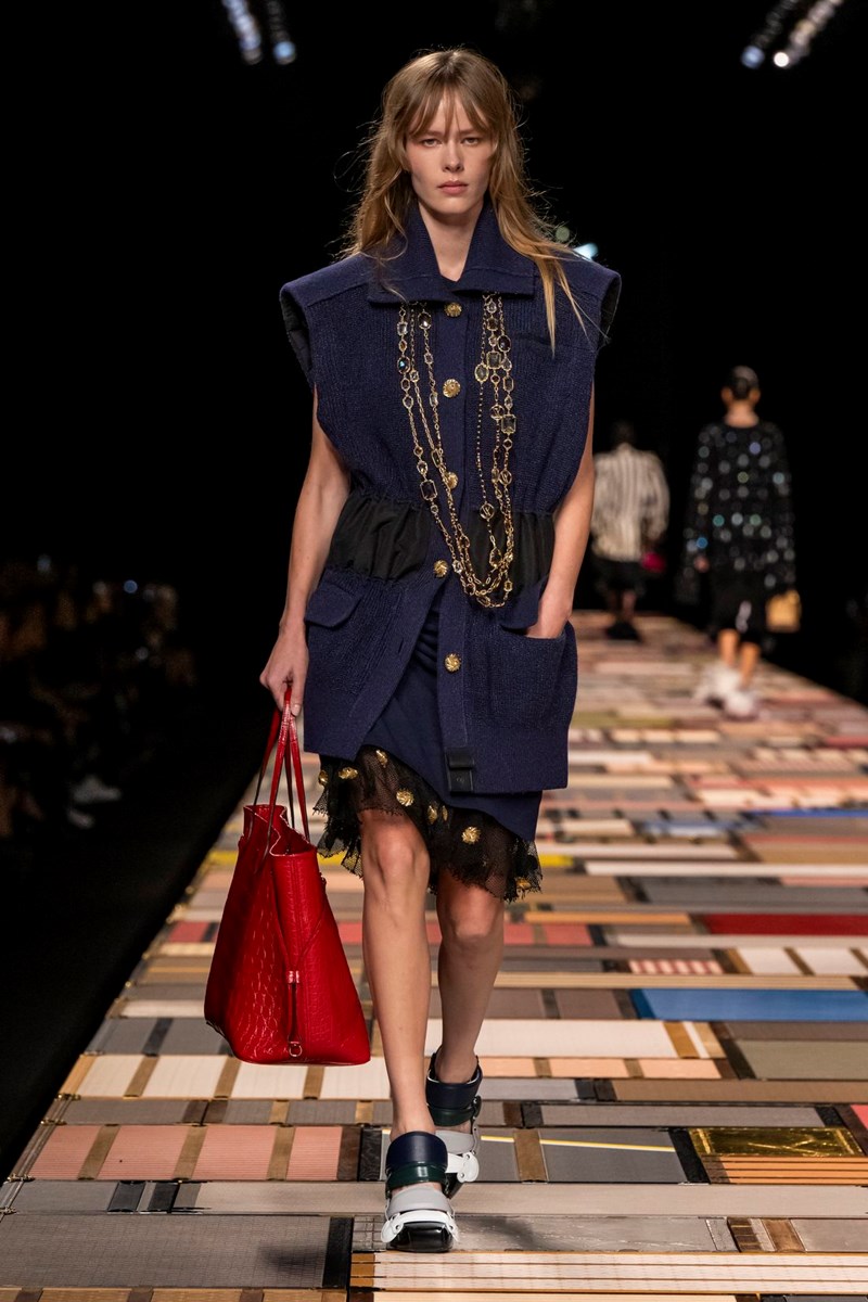 Louis Vuitton SS25: Ταξίδι προς τον μαξιμαλισμό - εικόνα 25