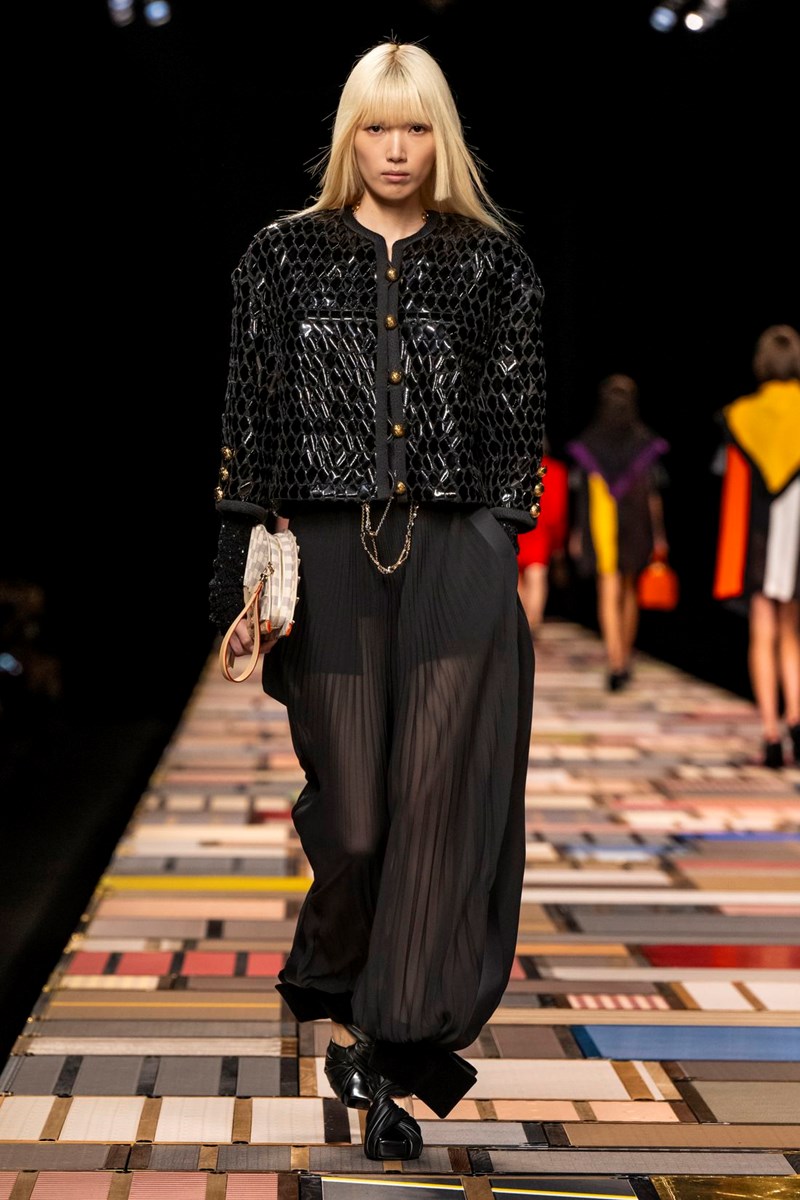 Louis Vuitton SS25: Ταξίδι προς τον μαξιμαλισμό - εικόνα 26