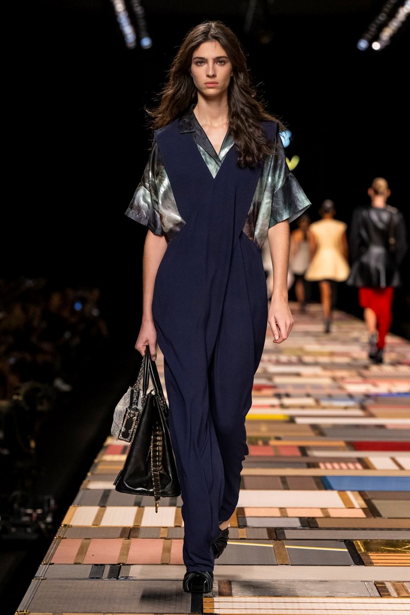 Louis Vuitton SS25: Ταξίδι προς τον μαξιμαλισμό - εικόνα 28