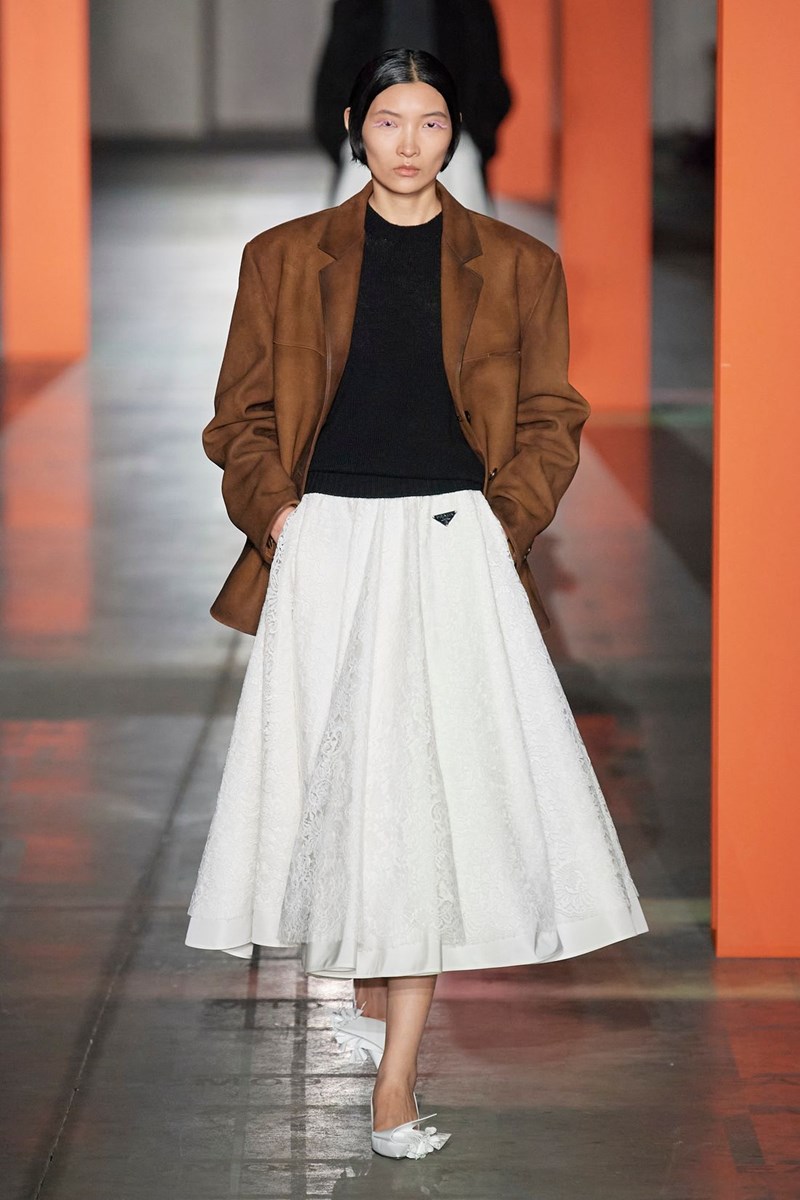 Πώς θα φορέσεις το suede jacket που τρεντάρει στα social media - εικόνα 1