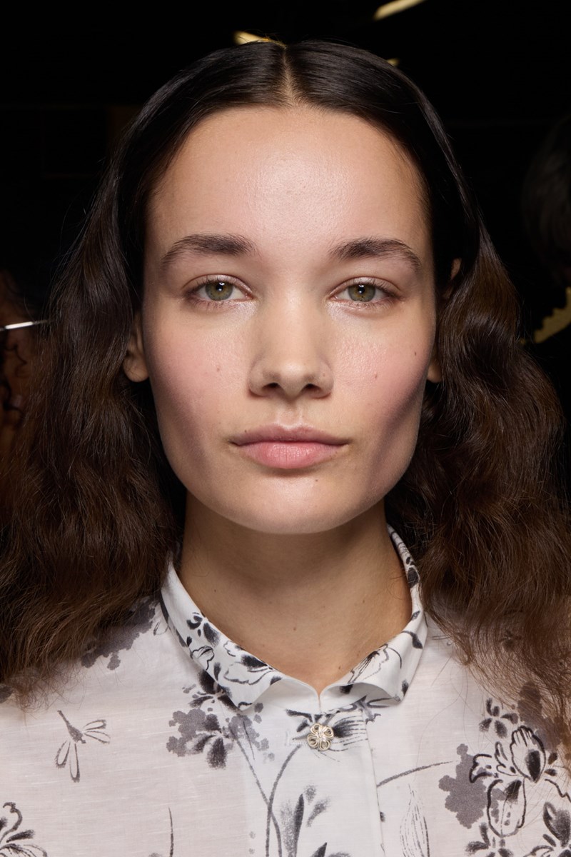 "Cheek Tip": Η μέθοδος για πιο σμιλεμένα ζυγωματικά - εικόνα 1