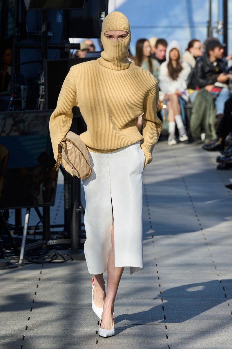 Αυτές είναι οι φούστες που θα φοράμε το φθινοπωρο (και τον χειμώνα) σύμφωνα με τους σχεδιαστές - εικόνα 1