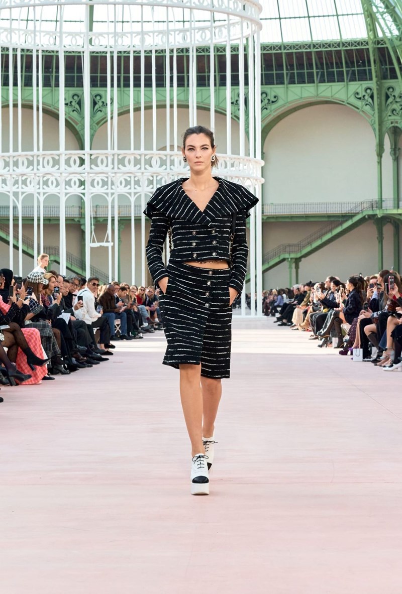 Chanel SS25: Η παρουσίαση της νέας συλλογής στο εμβληματικό Grand Palais - εικόνα 3