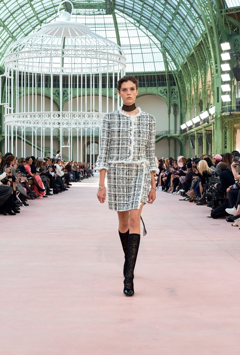 Chanel SS25: Η παρουσίαση της νέας συλλογής στο εμβληματικό Grand Palais - εικόνα 6