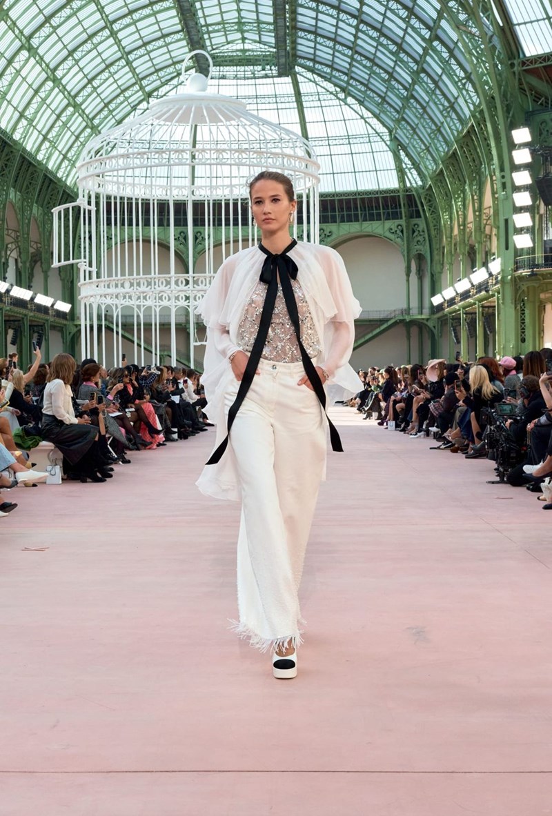Chanel SS25: Η παρουσίαση της νέας συλλογής στο εμβληματικό Grand Palais - εικόνα 10