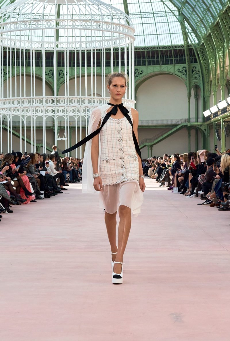 Chanel SS25: Η παρουσίαση της νέας συλλογής στο εμβληματικό Grand Palais - εικόνα 11
