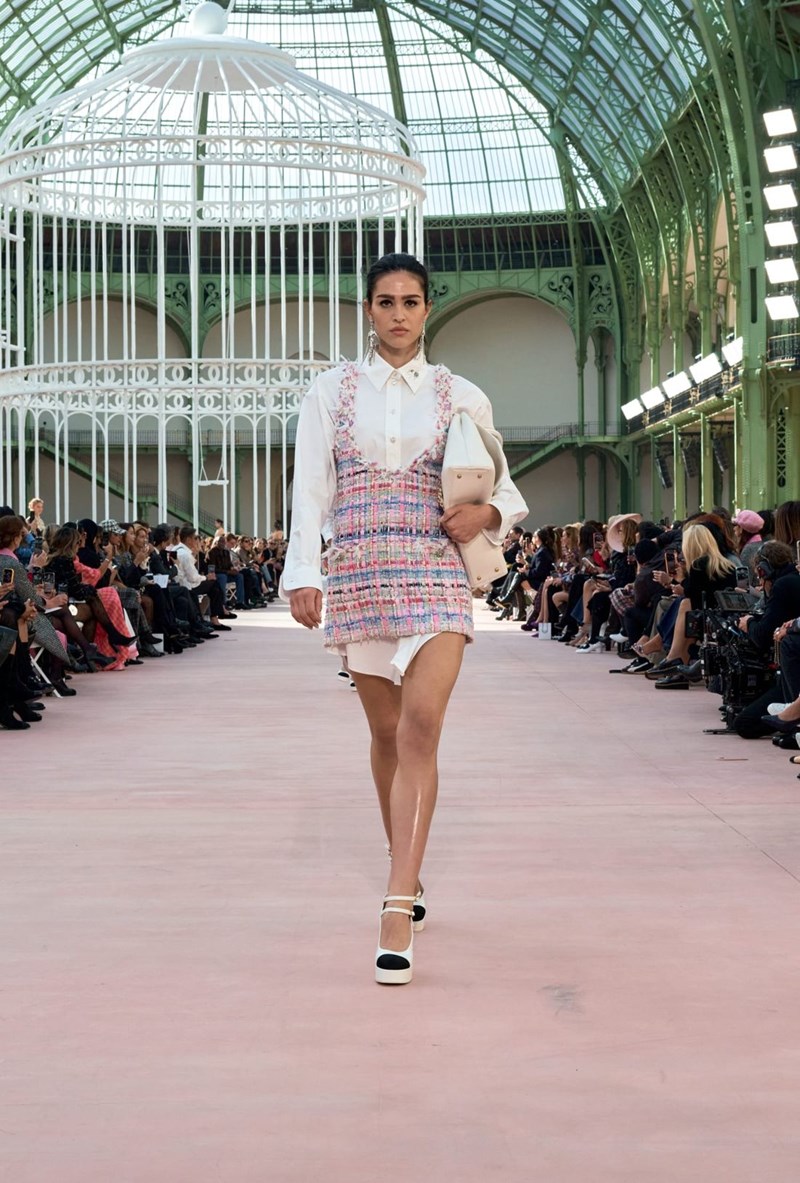 Chanel SS25: Η παρουσίαση της νέας συλλογής στο εμβληματικό Grand Palais - εικόνα 12