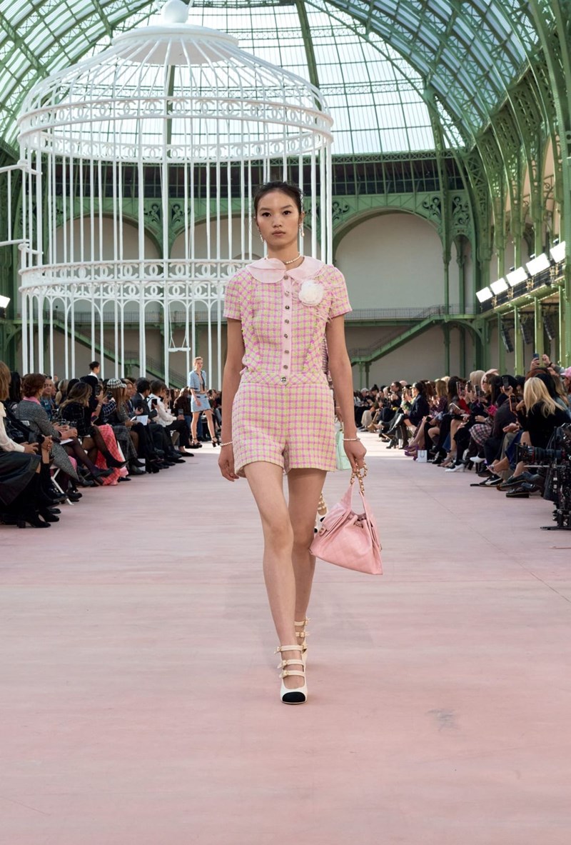 Chanel SS25: Η παρουσίαση της νέας συλλογής στο εμβληματικό Grand Palais - εικόνα 13
