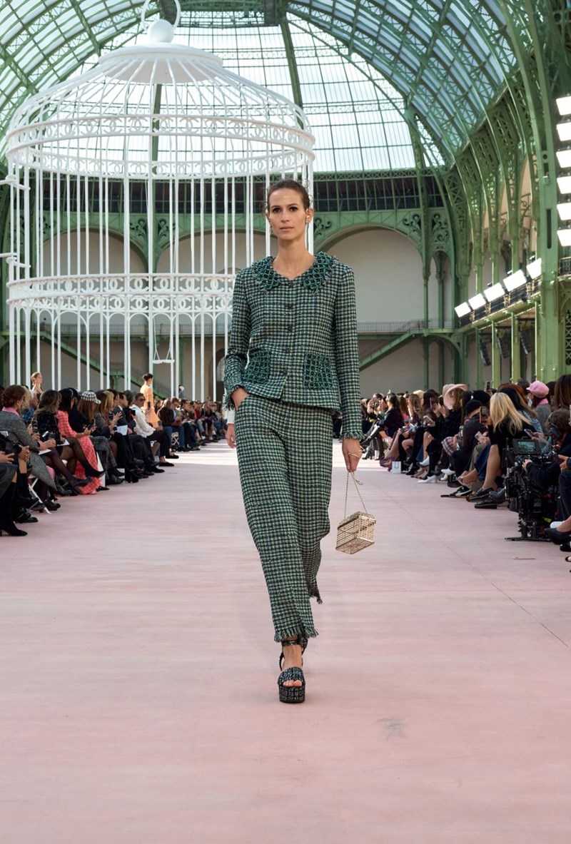 Chanel SS25: Η παρουσίαση της νέας συλλογής στο εμβληματικό Grand Palais - εικόνα 15