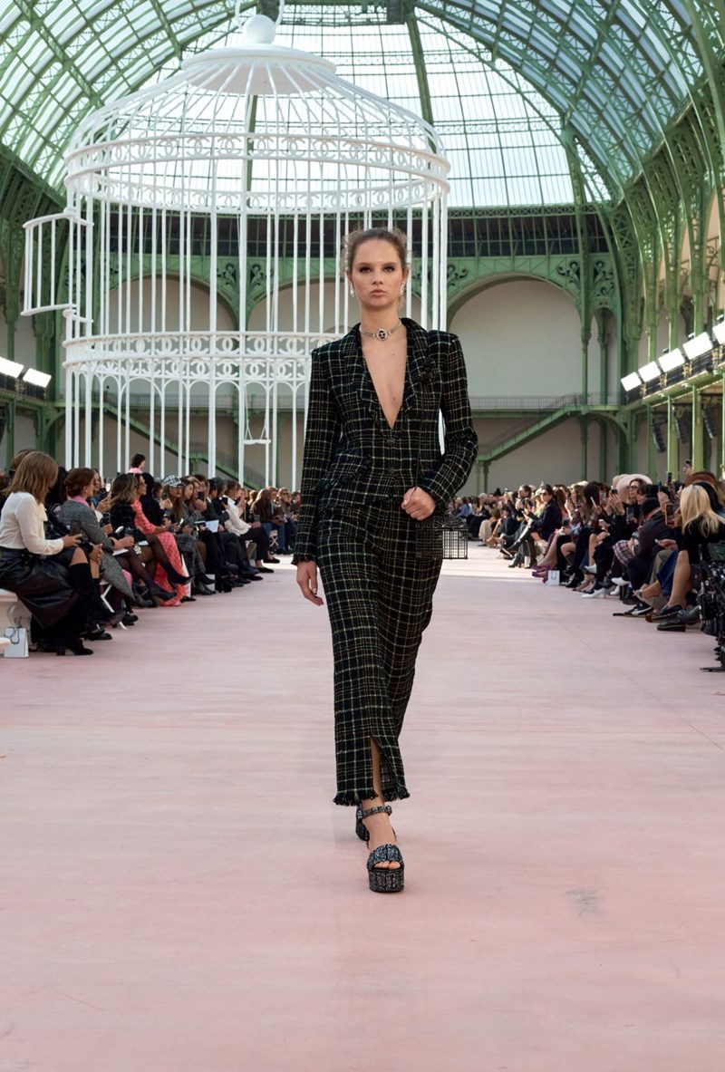Chanel SS25: Η παρουσίαση της νέας συλλογής στο εμβληματικό Grand Palais - εικόνα 16