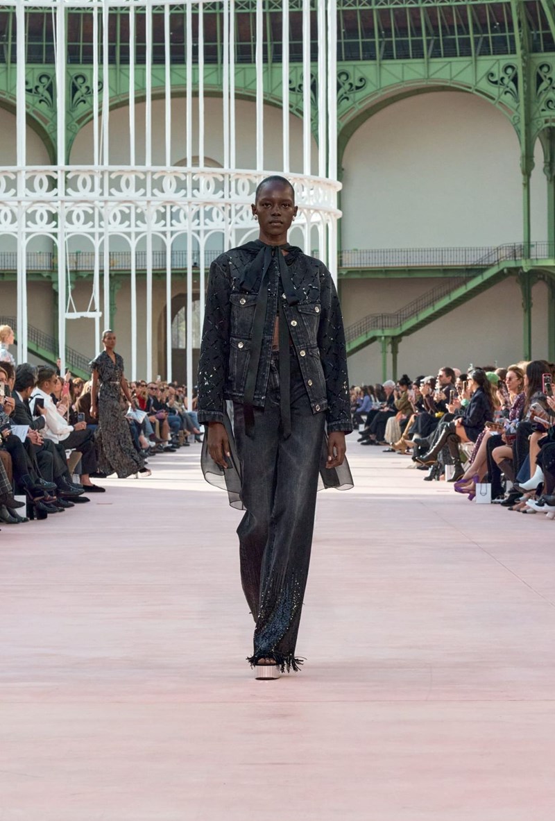 Chanel SS25: Η παρουσίαση της νέας συλλογής στο εμβληματικό Grand Palais - εικόνα 19