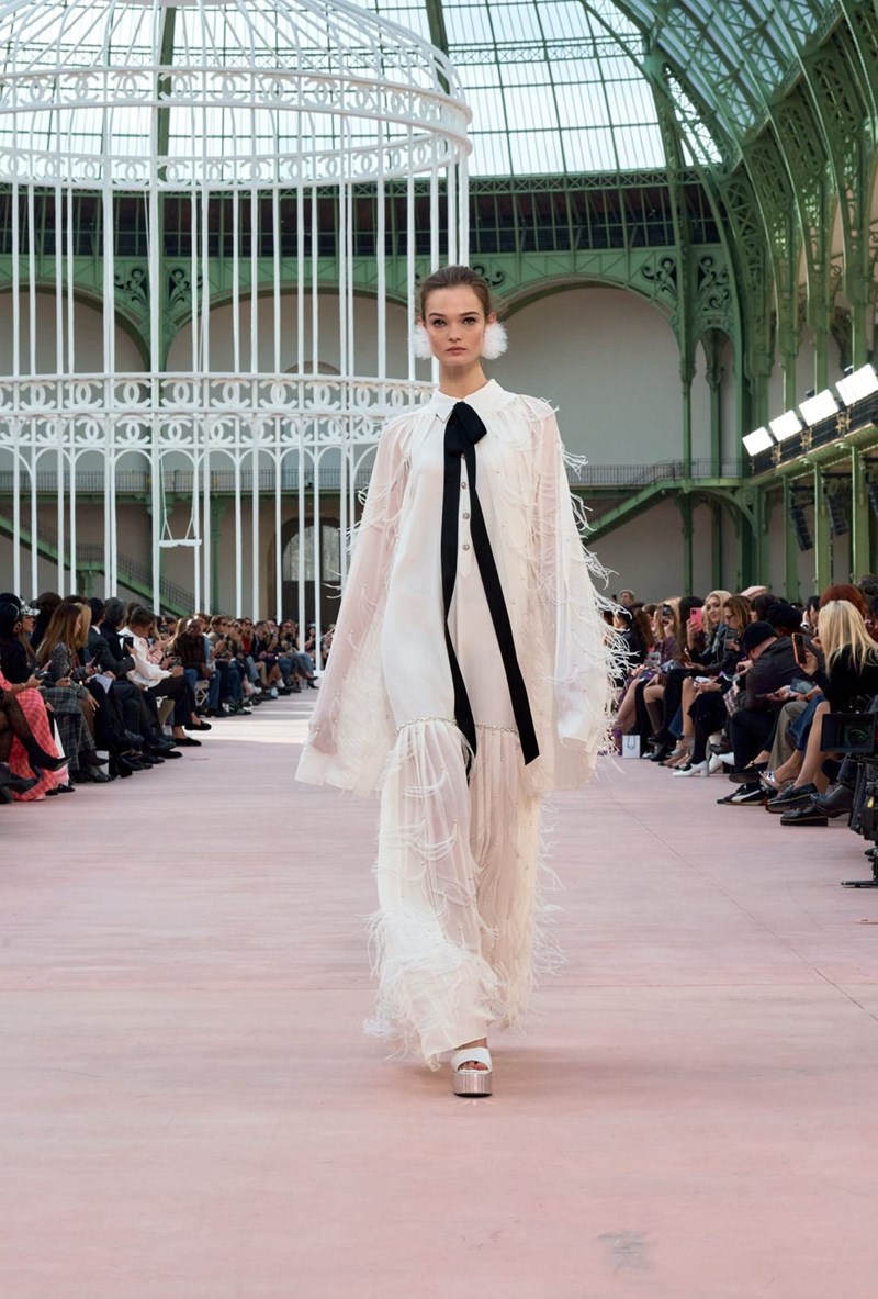 Chanel SS25: Η παρουσίαση της νέας συλλογής στο εμβληματικό Grand Palais - εικόνα 21