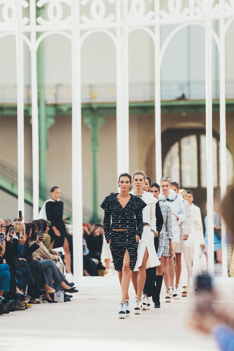 Chanel SS25: Η παρουσίαση της νέας συλλογής στο εμβληματικό Grand Palais - εικόνα 2
